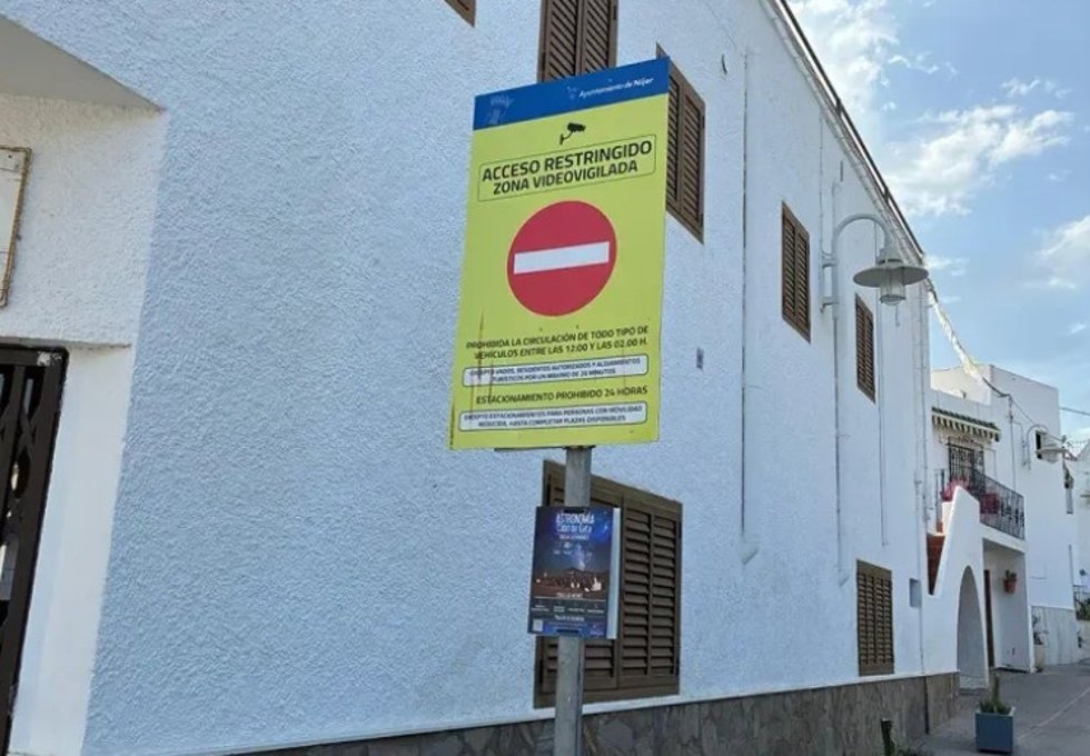 Uno de los carteles informativos sobre las restricciones al tráfico.