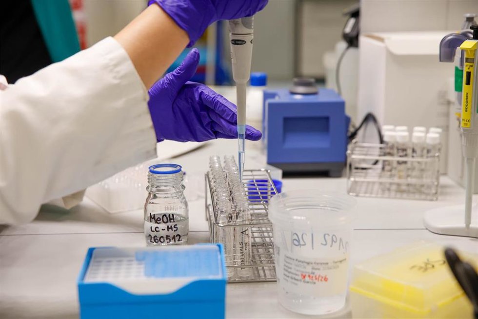 Una persona trabaja en un laboratorio del Instituto de Medicina Legal.