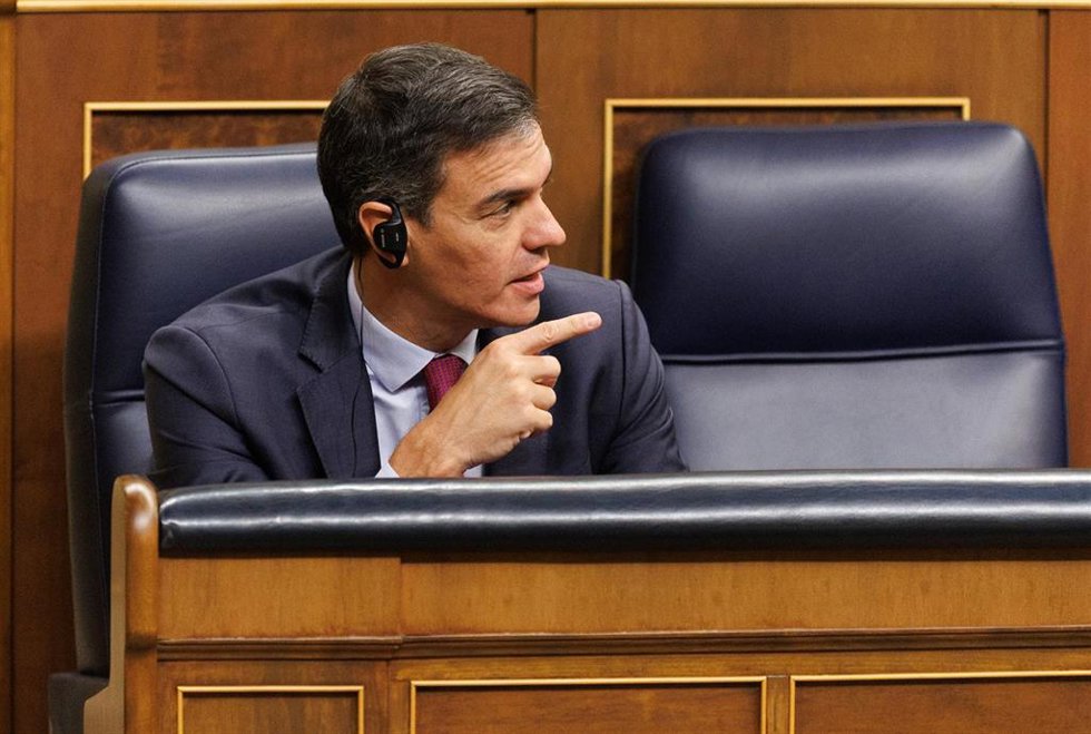 Archivo - El presidente del Gobierno, Pedro Sánchez, con los auriculares para escuchar la traducción 