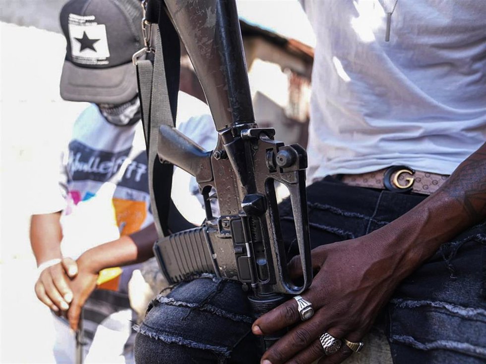 Archivo - Imagen de archivo de los miembros de la banda criminal haitiana Vivre Ensemble en Puerto Príncipe
