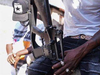 Archivo - Imagen de archivo de los miembros de la banda criminal haitiana Vivre Ensemble en Puerto Príncipe