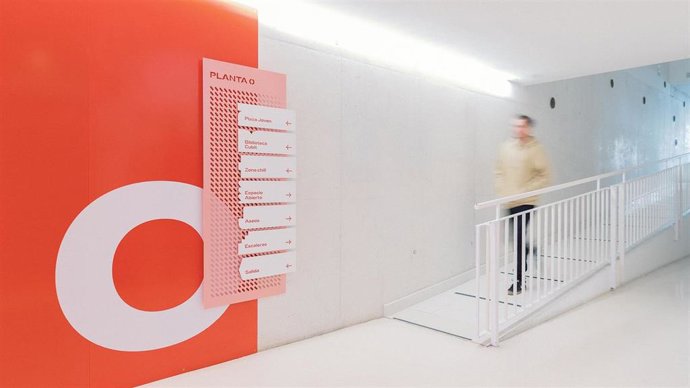 Señalética de Zaragoza Joven en el acceso a La Azucarera.