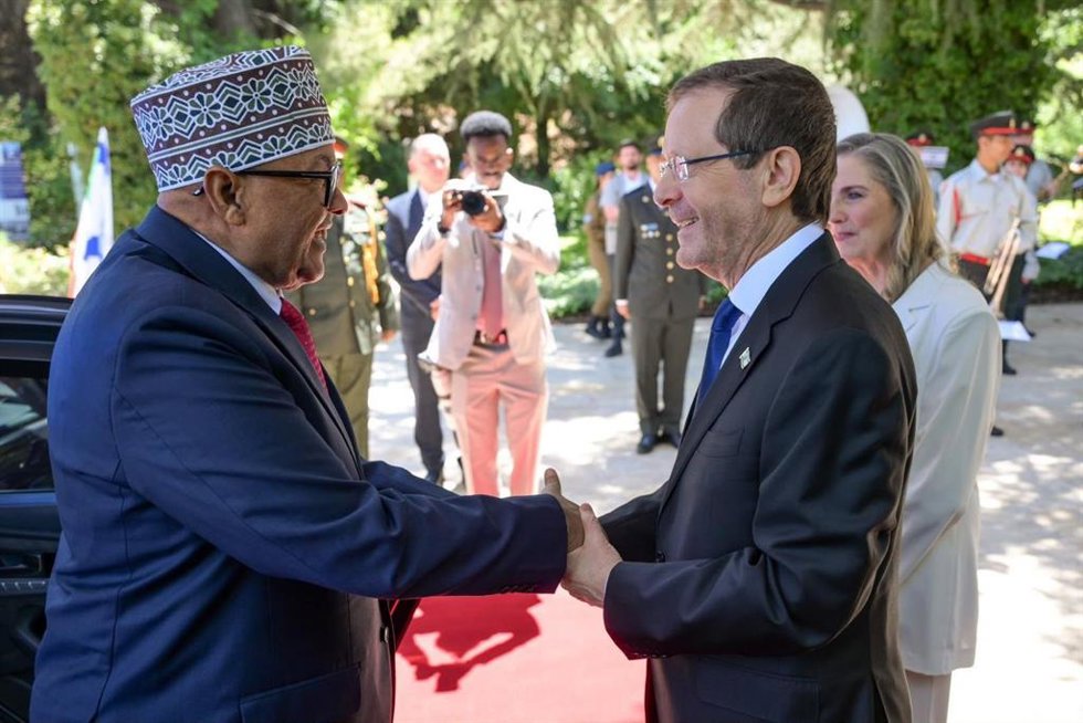 El presidente de Somalilandia, Abdirahman Mohamed Abdullahi (I), es recibido en Israel por el presidente Isaac Herzog, a 14 de junio de 2026