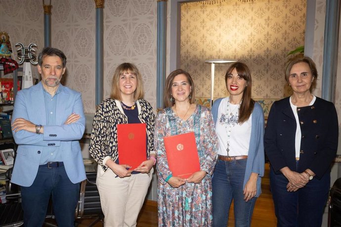 La consejera municipal de Educación, Cultura y Turismo, Sara Fernández, en al firma del acuerdo cultural con el CEIP Tenerías.