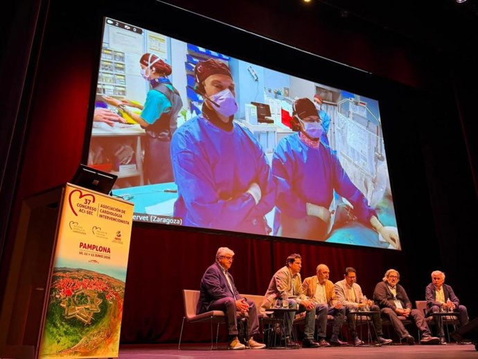 Retransmisión en directo de un implante de válvula cardiaca. Los hemodinamistas Raúl Ramallal y M. Cruz Ferrer, en pantalla, desde Zaragoza. El doctor Diarte, en primer planto, entre los cardiólogos en el Congreso en Pamplona