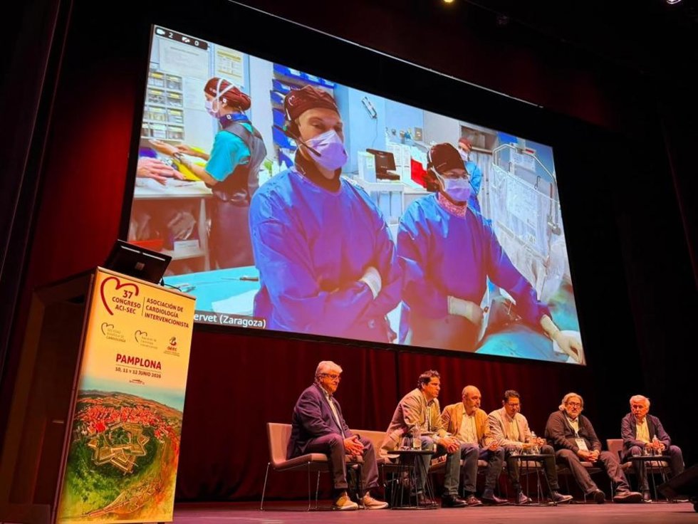 Retransmisión en directo de un implante de válvula cardiaca. Los hemodinamistas Raúl Ramallal y M. Cruz Ferrer, en pantalla, desde Zaragoza. El doctor Diarte, en primer planto, entre los cardiólogos en el Congreso en Pamplona