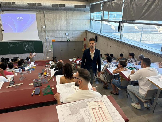 El director general de Litoral y Puertos, Agustín Osete, supervisa los exámenes para la obtención de títulos náuticos de recreo.
