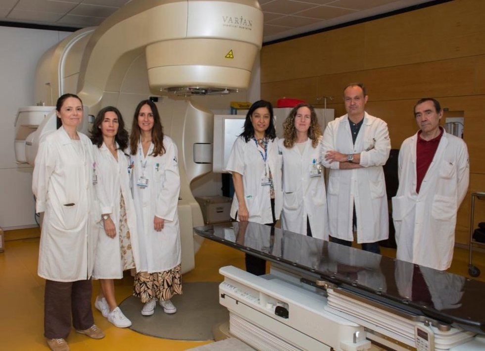 Aránzazu Iglesias, jefa de Oncología Radioterápica; Sonia Blanco, Inmaculada Romo, Isabel Jiménez y Rocío Martínez, facultativas; Pedro Sánchez, jefe de Radiofísica, y Diego Crelgo, facultativo de Radiofísica.