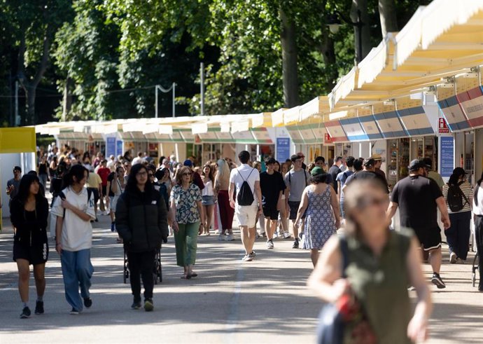 Numerosas personas durante la primera jornada de la 85ª edición de la Feria del Libro de Madrid, en el Parque del Retiro, a 29 de mayo de 2026, en Madrid (España).