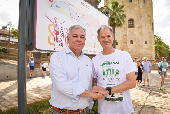El alcalde de Sevilla, José Luis Sanz, junto al maratoniano Abel Antón.