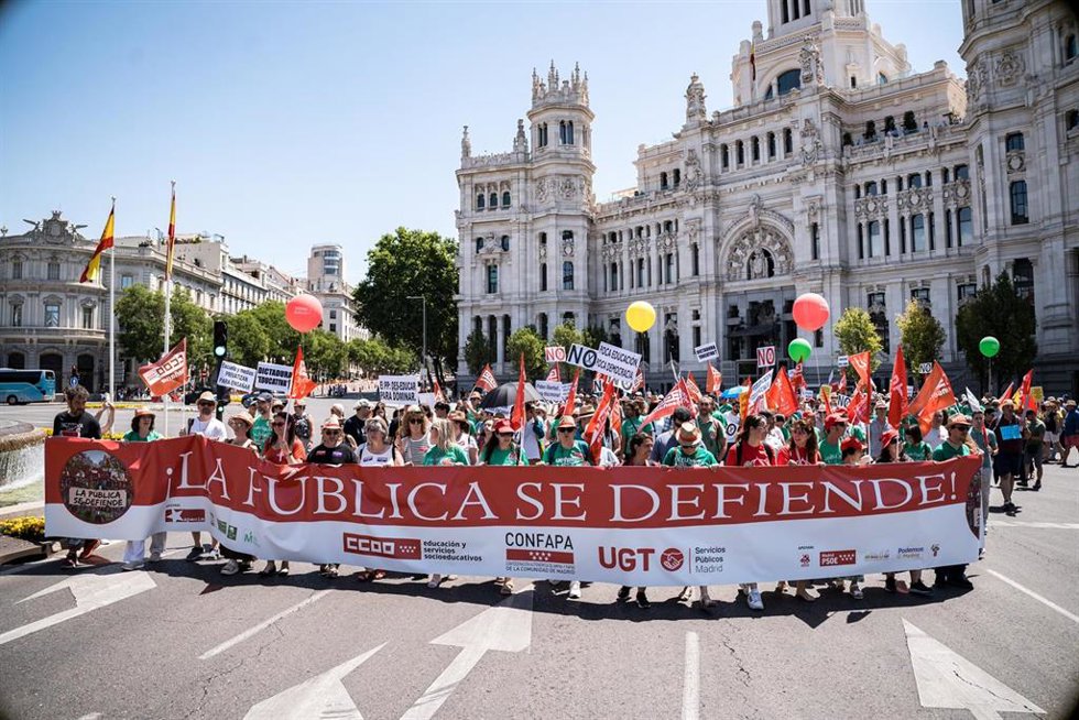 Numerosas personas sostienen una pancarta con el lema '¡La pública se defiende!' durante una manifestación en favor de la educación pública, a 14 de junio de 2026, en Madrid (España). 