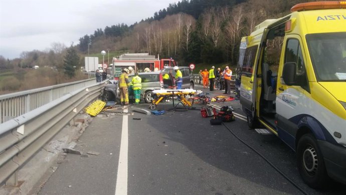Archivo - Accidente de tráfico en Balmaseda (Bizkaia)
