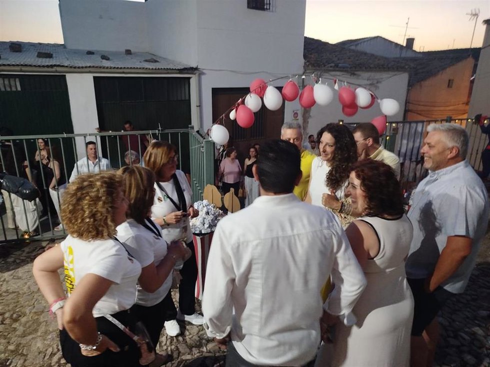 La delegada de Gobierno de la Junta de Andalucía por suplencia, Ana Mata, en Rus (Jaén), junto con la alcaldesa, Rocío Beltrán.