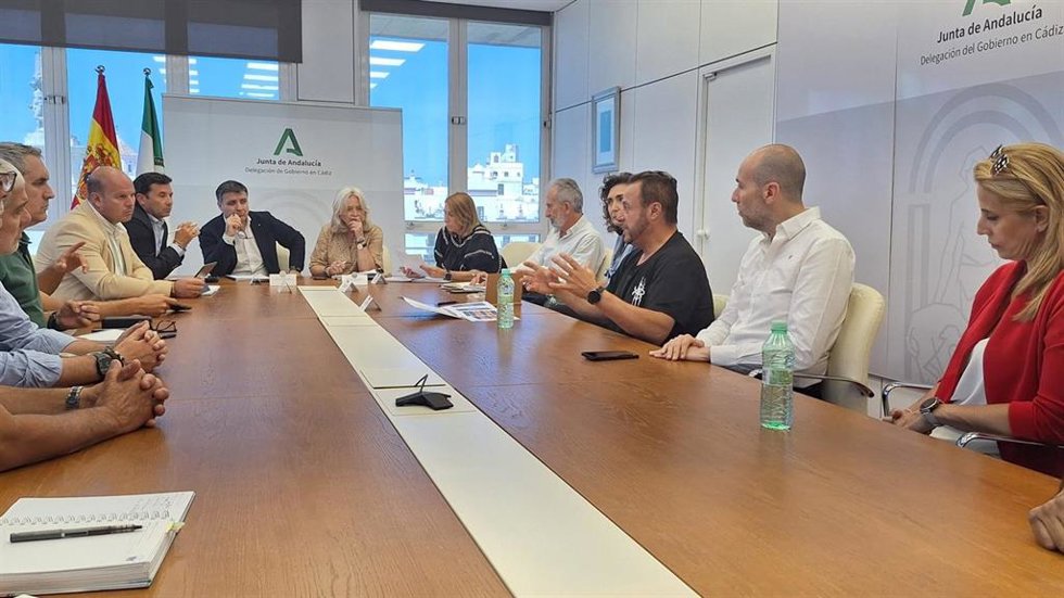 El viceconsejero de Industria, Energía y Minas, Cristóbal Sánchez, junto a la delegada del Gobierno de la Junta en Cádiz, Mercedes Colombo, en una reunión con algunos de los miembros de la Comunidad de Propietarios Concordia IV.