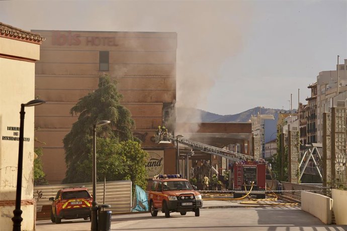 Imagen de archivo de efectivos de Bomberos de Málaga trabajando en la extinción de un incendio ocurrido en un hotel de la capital. 