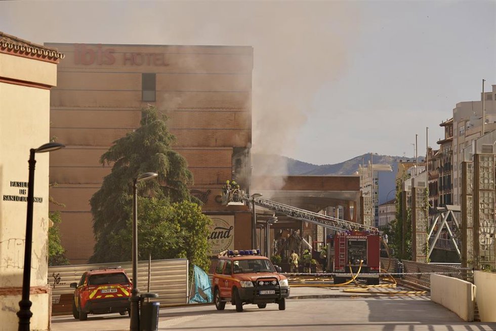 Imagen de archivo de efectivos de Bomberos de Málaga trabajando en la extinción de un incendio ocurrido en un hotel de la capital. 