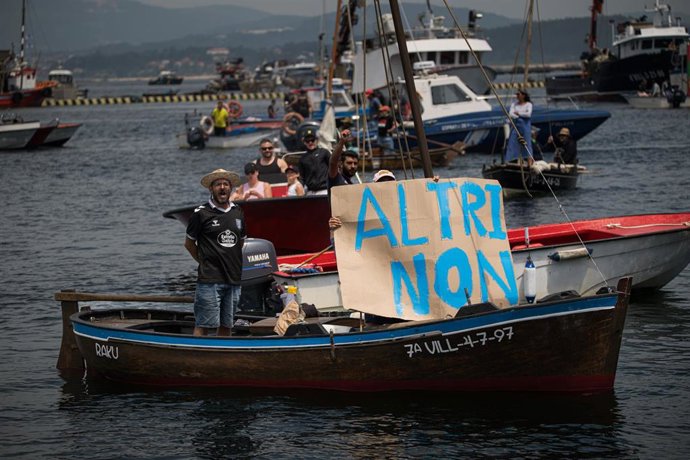 Una persona en una barca con pancarta con lema 'Altri non' durante una manifestación en favor de la preservación del río Ulla y la ría de Arousa, a 14 de junio de 2026, en Arousa, Pontevedra, Galicia (España).