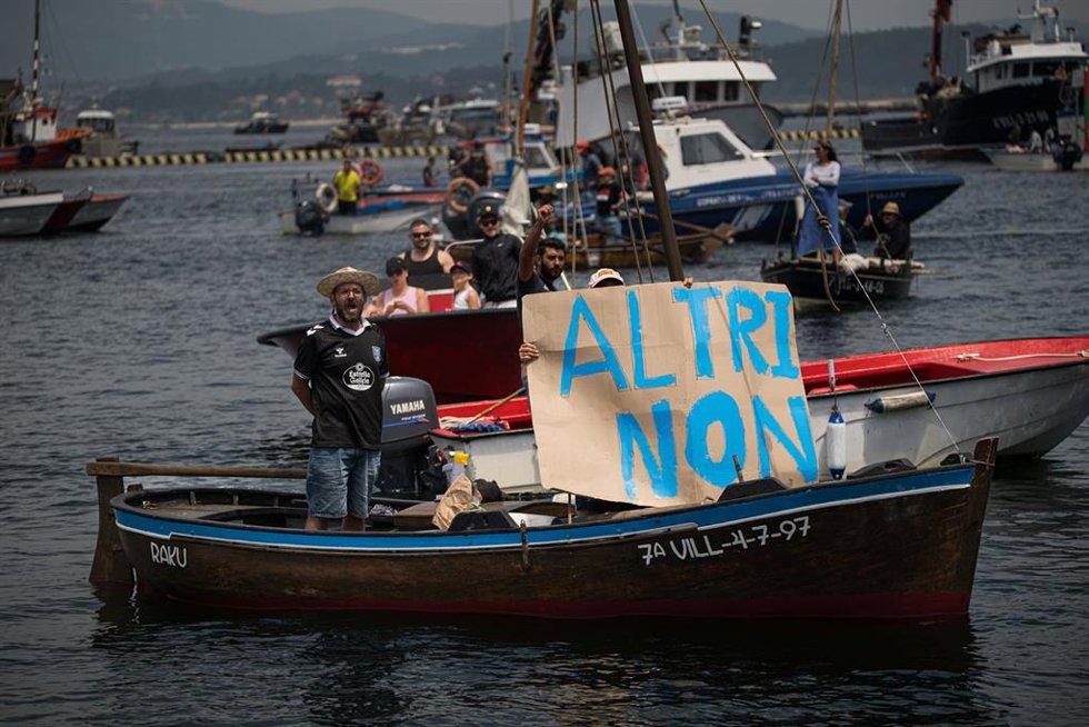 Una persona en una barca con pancarta con lema 'Altri non' durante una manifestación en favor de la preservación del río Ulla y la ría de Arousa, a 14 de junio de 2026, en Arousa, Pontevedra, Galicia (España).