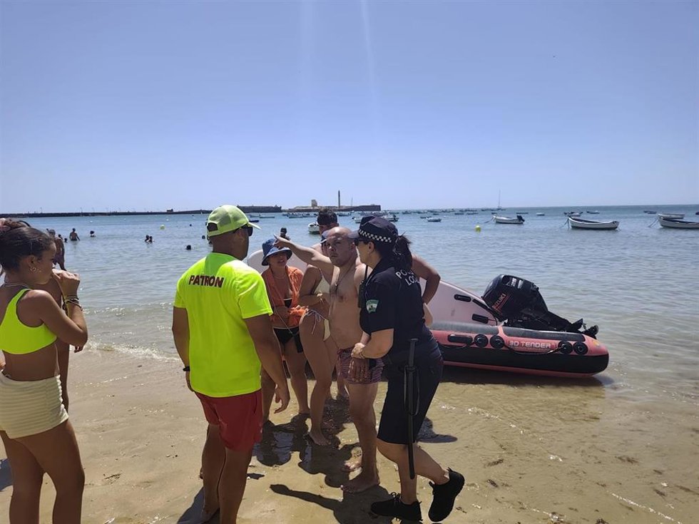 Imagen de los Servicios de Protección Civil en la playa de La Caleta (Cádiz).