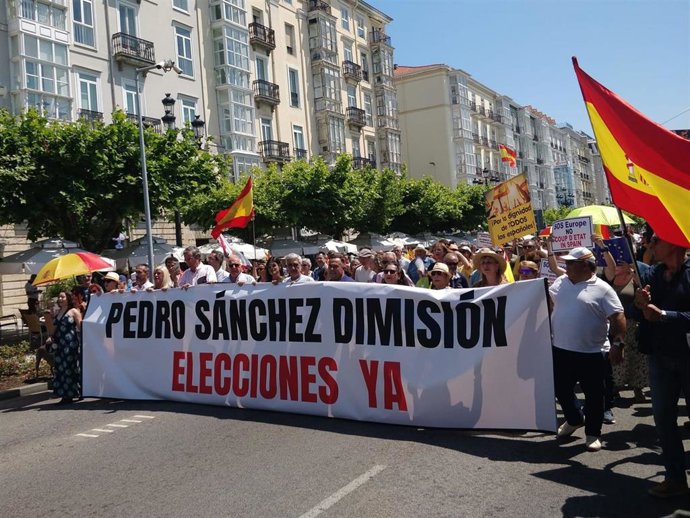 Amp.- Unas 200 personas piden en Santander elecciones y la dimisión de Pedro Sánchez