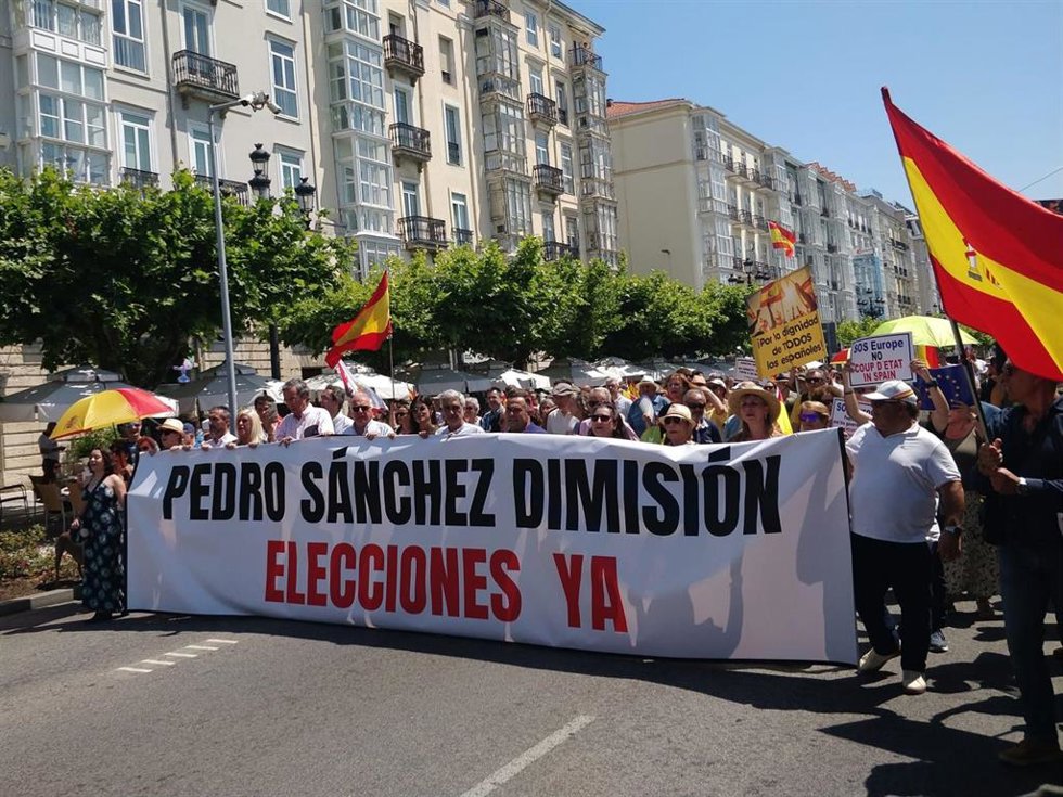 Amp.- Unas 200 personas piden en Santander elecciones y la dimisión de Pedro Sánchez