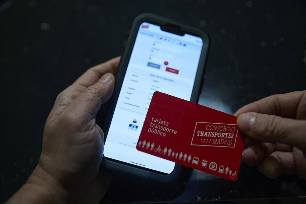Archivo - Abono digital en un dispositivo móvil, a 27 de enero de 2026, en Madrid (España).