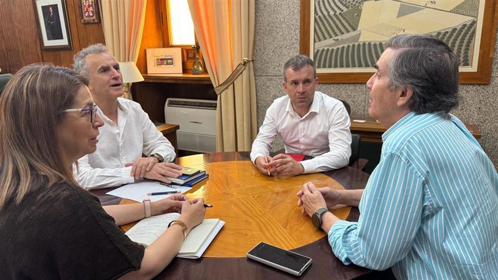 El alcalde, Julio Millán, la segunda teniente de alcalde y concejala de Urbanismo, África Colomo, y el presidente de la Junta de Compensación, Blas Serrano, en una reunión de trabajo.