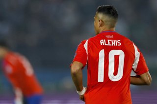 Futbol, Chile vs Argentina. Eliminatorias al mundial de la Fifa 2026. El jugador de la seleccion chilena Alexis Sanchez es fotografiado durante un partido clasificatorio al mundial de 2026 contra Argentina disputado en el estadio Nacional de Santiago,