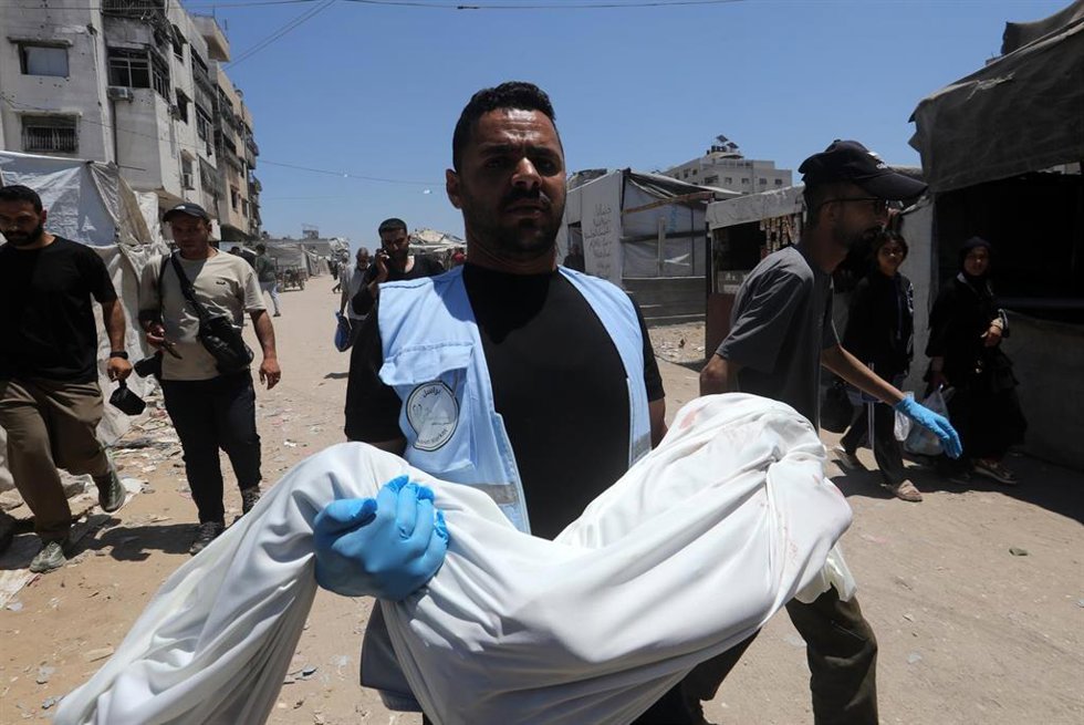 Traslado de un cadáver tras un ataque israelí en la Franja de Gaza (archivo)