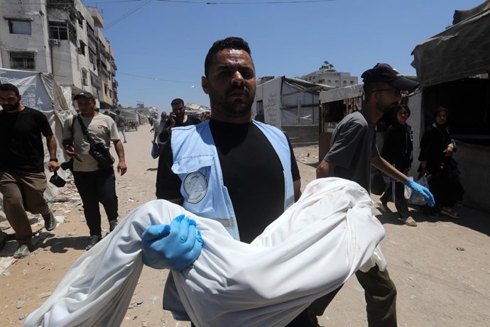 8 de junho de 2026, Cidade de Gaza, Faixa de Gaza, Território Palestino: Pessoas enlutadas participam do funeral de três palestinos, incluindo uma criança, no Hospital al-Shifa, na Cidade de Gaza, em 8 de junho de 2026. As vítimas foram mortas em um ataqu