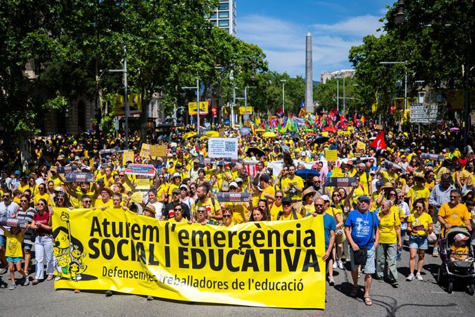 Nombroses persones durant una nova manifestació per reclamar millores en l'educació, a 14 de juny de 2026, a Barcelona, Catalunya (Espanya). La protesta, convocada pels sindicats Ustec·Stes, CGT Ensenyament i Intersindical, reclama un augment sa