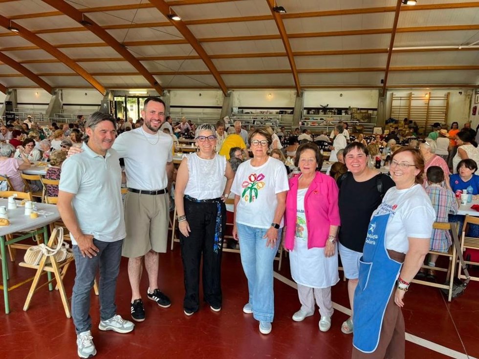La consejera de Salud, Concepción Saavedra (tercera por la izda. En la foto), participa en la XX Comida Solidaria, organizada por Cáritas de Ribadedeva, en el polideportivo de Colombres.