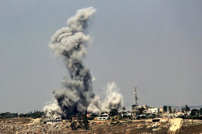 01 June 2026, Lebanon, Arnoun: Smoke billows from an Israeli airstrike on the southern Lebanese village of Arnoun. Benjamin Netanyahu, Prime Minister of Israel, ordered the military to attack targets in the southern suburb of Beirut, a pro-Iranian Hezboll