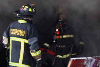 Santiago, 27 de diciembre 2025. Incendio en bodega comercial ubicada en calle Maipu con Avenida Libertador Bernardo Ohiggins comuna de Santiago. Jonnathan Oyarzun/Aton Chile