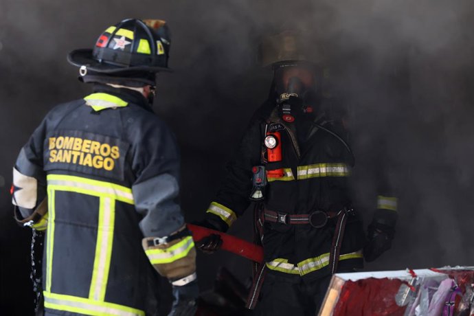 Santiago, 27 de diciembre 2025. Incendio en bodega comercial ubicada en calle Maipu con Avenida Libertador Bernardo Ohiggins comuna de Santiago. Jonnathan Oyarzun/Aton Chile