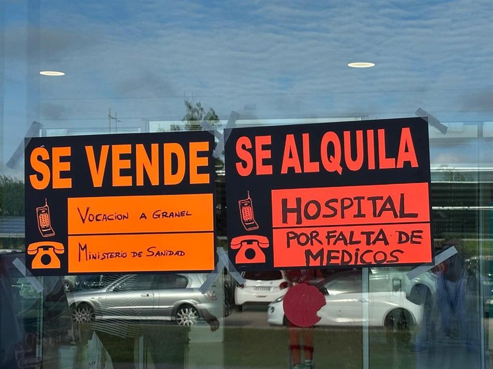 Carteles de protesta colocados en el marco de la huelga médica en Baleares