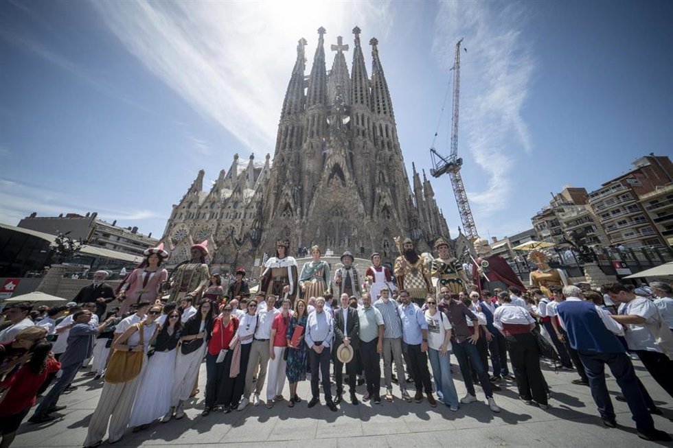 Celebración con gigantes ante la Sagrada Família por la inauguración de la Torre de Jesús