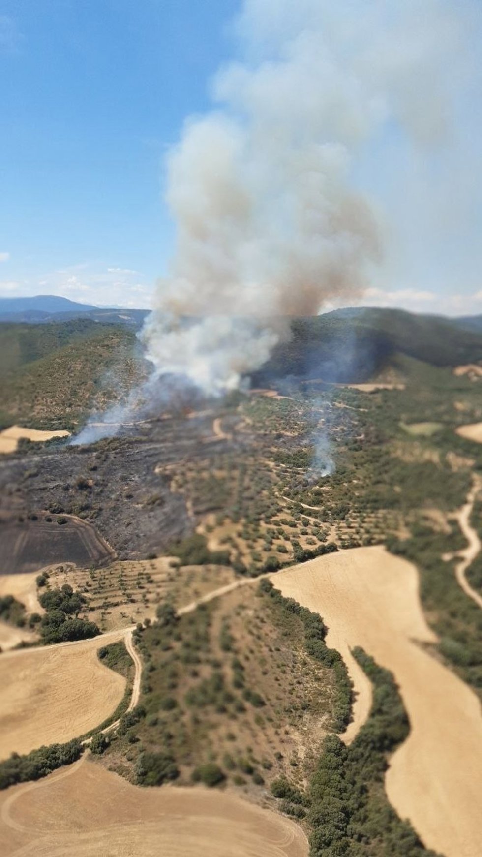 Incendio en Hoz y Costean que se ha declarado a las 13.18 horas de este domingo. La imagen aérea de INFOAR es de las 16.15 horas.