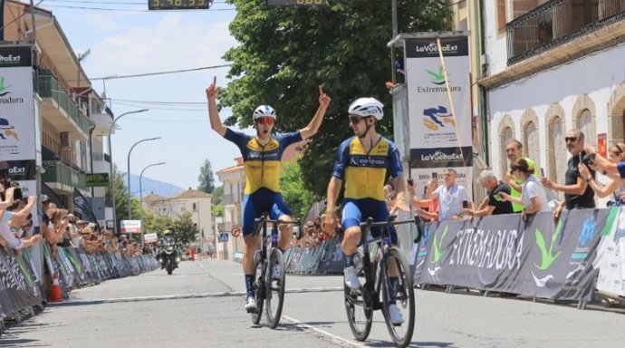 Los ciclistas Óscar Fuentes y Malsym Bilyi, en la línea de meta de la última etapa de la Vuelta Ciclista a Extremadura 2026, a 14 de junio de 2026, en Baños de Montemayor (Cáceres).
