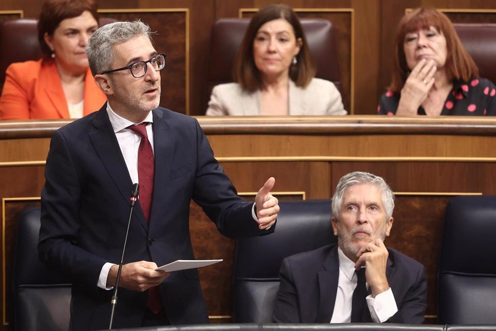 El ministro de Hacienda, Arcadi España, interviene durante una sesión plenaria en el Congreso de los Diputados, a 27 de mayo de 2026, en Madrid (España). 