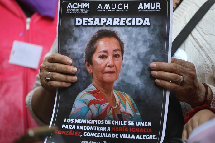 Santiago, 28 de julio 2025. Tras la desaparicion de la concejala de Villa Alegre, Maria Ignacia Gonzalez, sus cercanos, alcaldesas y alcaldes de las Asociaciones de Municipalidades, ACHM, AMUCH y AMUR, realizan una marcha por el centro de Santiago
