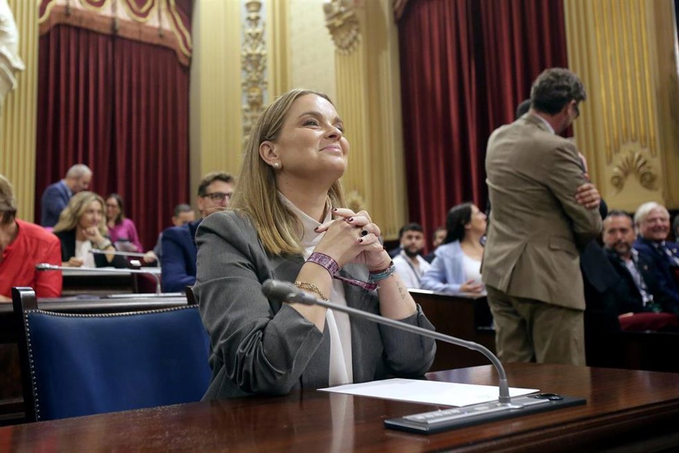 Archivo - La presidenta del Govern balear, Marga Prohens, en un pleno