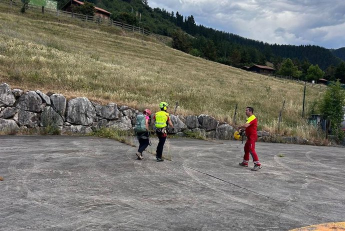 Rescatada una mujer de 70 años bloqueada en la vía ferrata de La Hermida
