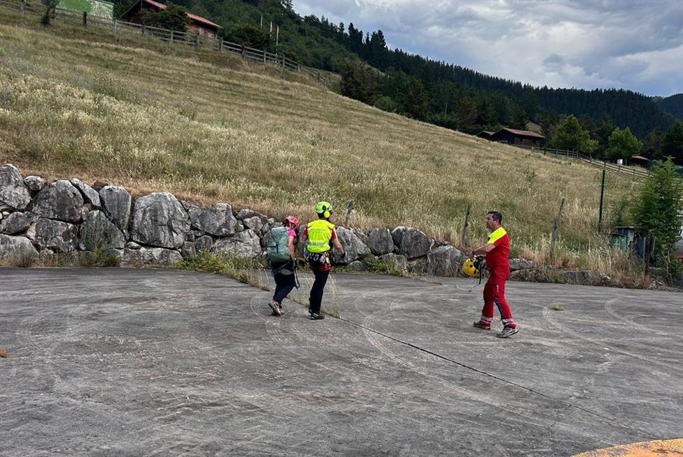 Rescatada una mujer de 70 años bloqueada en la vía ferrata de La Hermida