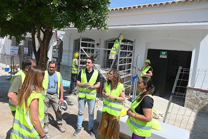 Los tenientes de alcaldesa de Coordinación de Servicios Públicos, Jaime Espinar, y de Medio Rural, Susana Sánchez, en una visita a las obras del PFEA en Majarromaque (Cádiz).