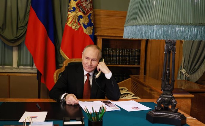 Archivo - December 25, 2025, Moscow, Moscow Oblast, Russia: Russian President Vladimir Putin, speaks by phone with 10-year-old Varvara Smakhtina as part of the annual New Year Tree of Wishes national charity campaign from the Kremlin, December 25, 2025 in