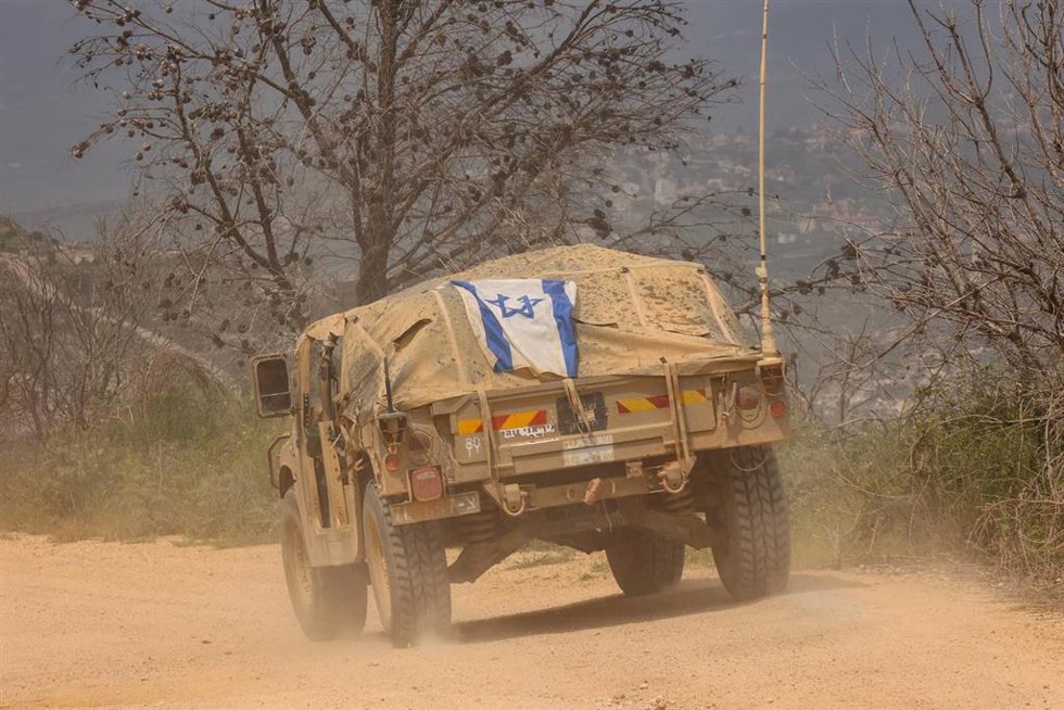 Archivo - Un vehículo militar israelí en la frontera con Líbano (archivo)