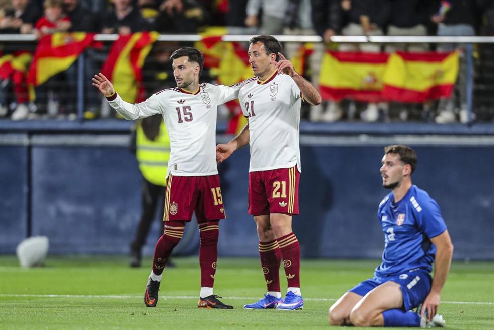 Archivo - Mikel Oyarzabal y Alex Baena celebran un gol con la selección española