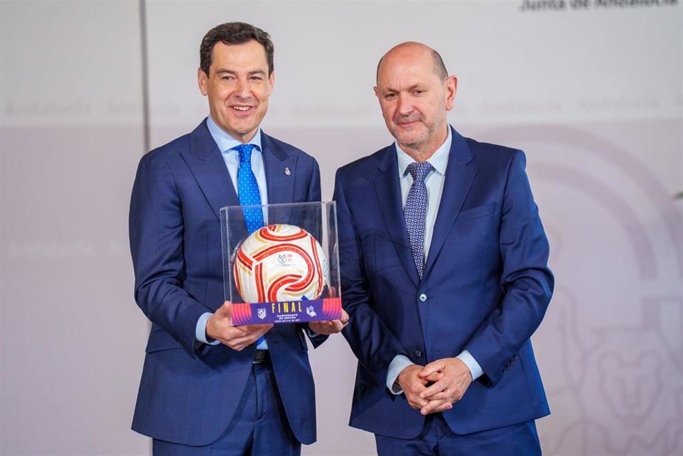 Archivo - El presidente de la Junta de Andalucía, Juanma Moreno, recibe del presidente de la Real Federación Española de Fútbol, Rafael Louzán, el balón oficial de la Copa del Rey de Fútbol. A 16 de abril de 2026 en Sevilla (Andalucía, España).