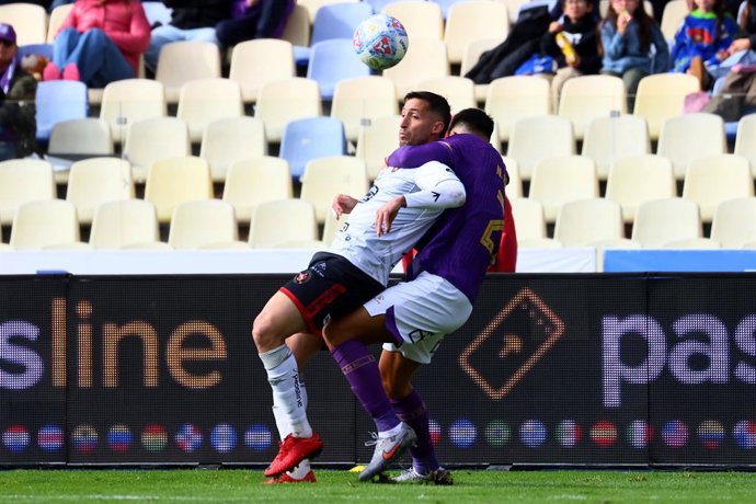 Futbol, Deportes Concepcion vs Deportes Limache Decimoquinta fecha, campeonato Nacional 2026. El jugador de Deportes Limache Gonzalo Sosa, izquierda, juega el balon contra Deportes Concepcion durante el partido de primera division disputado en el estadio